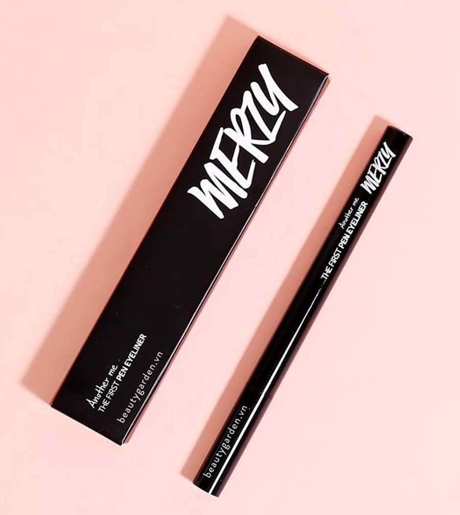 Merzy The First Pen Eyeliner #P1 Oreo เพนลายไลเนอร์สี Oreo หรือสี Carbon Black สีที่เช้มกว่าสีดำธรรมดากว่า 2 เท่า มาพร้อมหัวแปรงขนาด 0.22 มม. ให้เส้นเรียวเล็กสะใจ เข้าถึงทุกซอกของดวงตา เขียนง่าย คมชัดตลอดทั้งเส้น กันน้ำ กันเหงื่อ ติดทนยาวนานตลอดทั้งวัน   