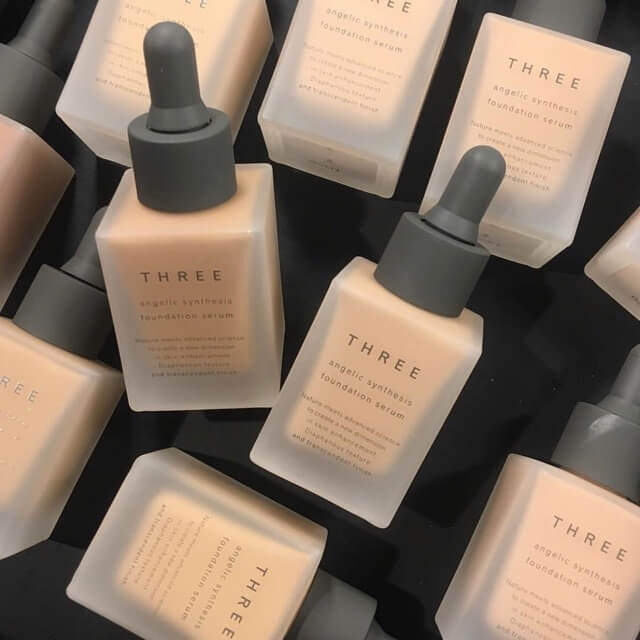  THREE Angelic Synthesis Foundation Serum  รองพื้นสูตรใหม่ล่าสุดจากแบร์นธรรมชาติ THREE เซรั่มในรูปแบบฟาวเดชั่น มอบผลลัพธ์ความชุ่มชื้นแก่ผิวสูงสุด ที่อุดมไปด้วยสารสกัดจากธรรมชาติเพื่อการบำรุงล้ำลึกถึง 75% (Containing more than 75% of beauty serum ingredients) มอบการบำรุงดุจสกินแคร์ชั้นเลิศ ให้ผิวรู้สึกสดชื่น ผิวโกลว์ดูสุขภาพดี พร้อมเผยผิวกระจ่างใส เงางาม