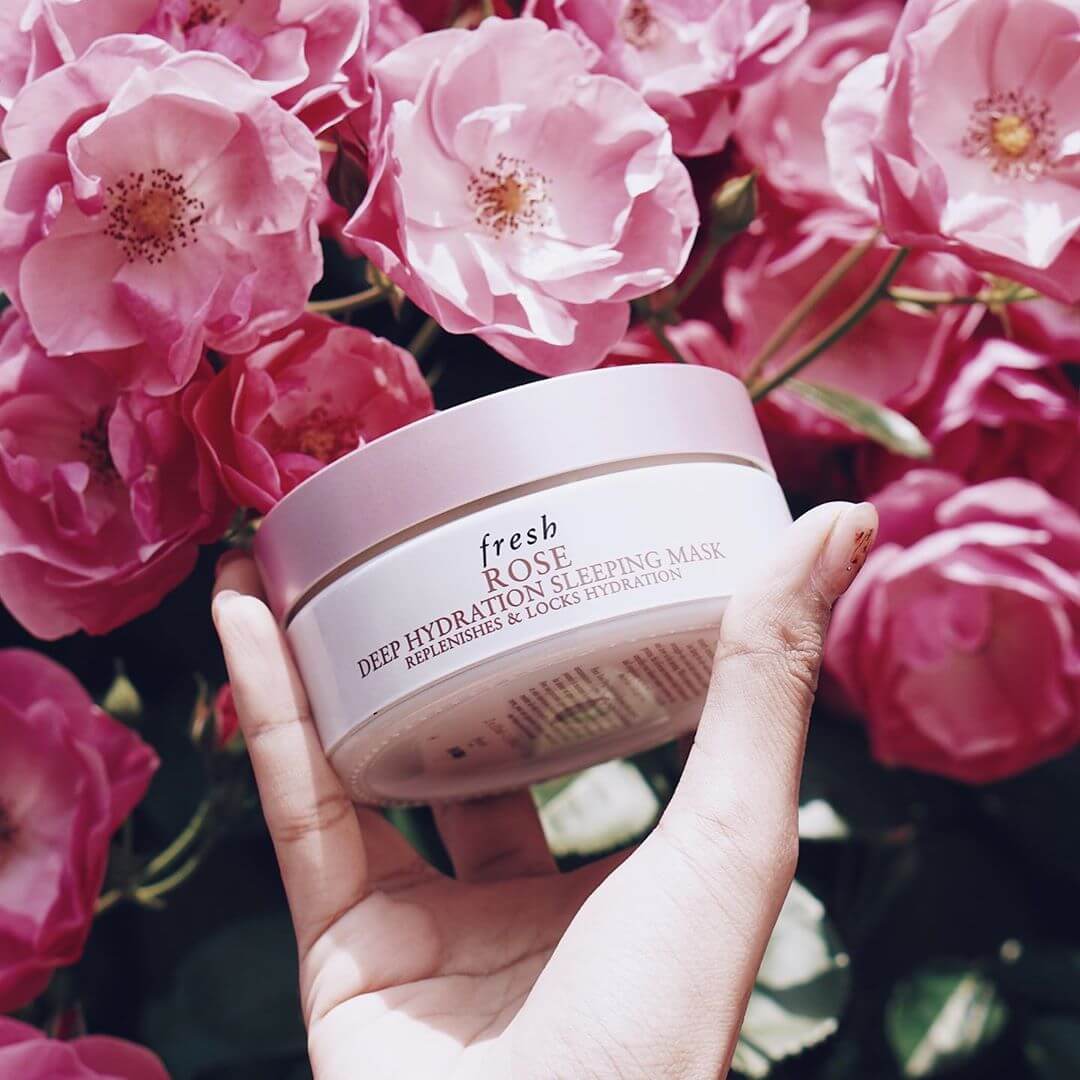 Fresh Rose Deep Hydration Sleeping Mask 70 ml. มาสก์ทรีทเมนท์ 2 ขั้นตอนที่ได้รับการออกแบบมาเพื่อคืนความชุ่มชื้น พร้อมเก็บกักความชุ่มชื้น ไว้ภายใต้ชั้นผิวตลอดคืน เพื่อผลลัพธ์สู่ผิวอ่อนนุ่ม เปล่งปลั่ง ดูอิ่มน้ำ ในยามเช้า