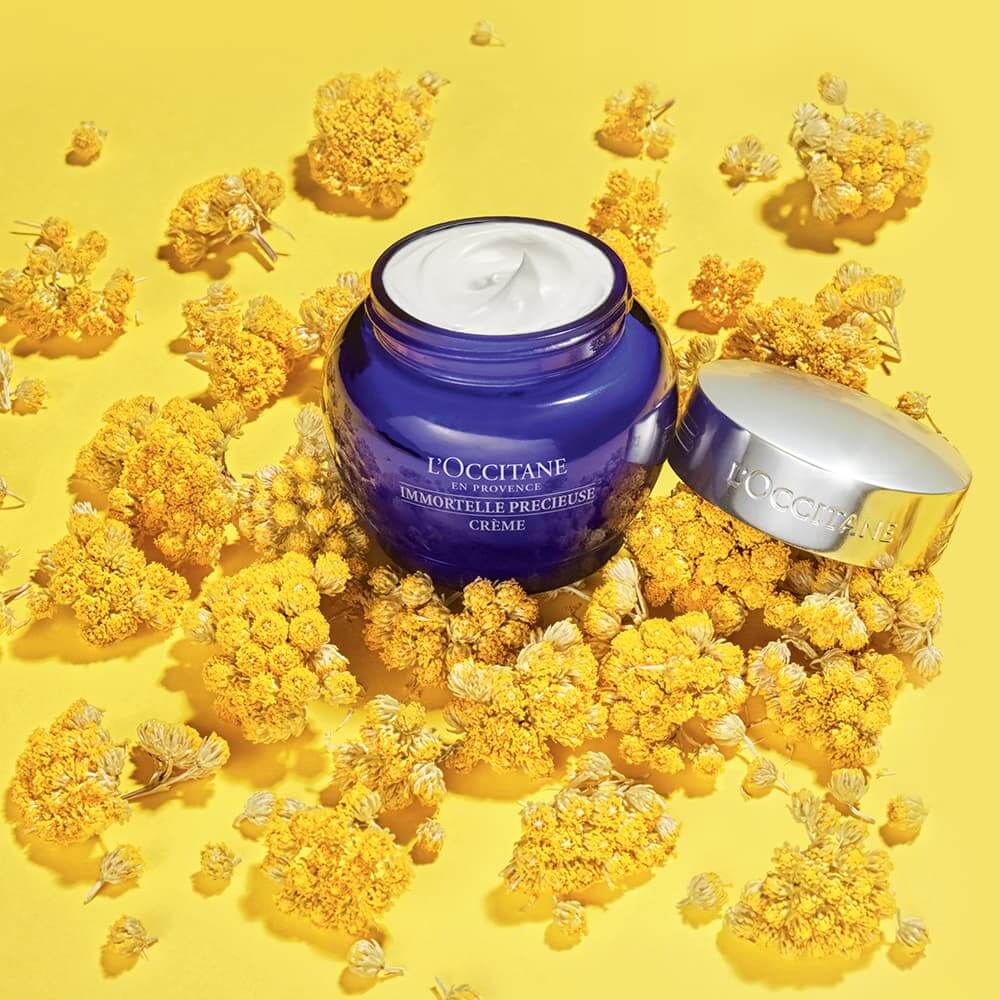 L'occitane Immortelle Precious Cream 8 ml.  เสริมเกราะป้องกัน พร้อมเผยผิวใหม่ที่อ่อนเยาว์ด้วยพลังจากธรรมชาติ    เนื้อครีมเข้มข้นแต่ซึมไว อุดมไปด้วย น้ำมันหอมระเหยจากดอกอิมมอคแตล ซึ่งมีคุณสมบัติในการต้านอนุมูลอิสระและผ่านการเพาะปลูกอย่างยั่งยืน กรดไฮยาลูรอนิกชนิดน้ำหนักโมเลกุลต่ำและแร่ธาตุจำเป็น เพื่อช่วยเสริมสร้างความแข็งแรงของผิวในการซ่อมแซมตัวเอง เพื่อผิวที่อ่อนเยาว์ในทุกๆ วัน