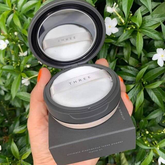 Three Ultimate Diaphanous Loose Powder #Matte 01 7 g แป้งฝุ่นเนื้อแมทม์ มอบผิวสวยกระจ่างใสอย่างเป็นธรรมชาติ มาพร้อมกับเนื้อสัมผัสบางเบา ควบคุมความมันได้ตลอดทั้งวัน "มาพร้อมตลับฝาเปิดปิดและพัฟ ให้คุณพกพาสะดวก ใช้ได้ทุกที่"