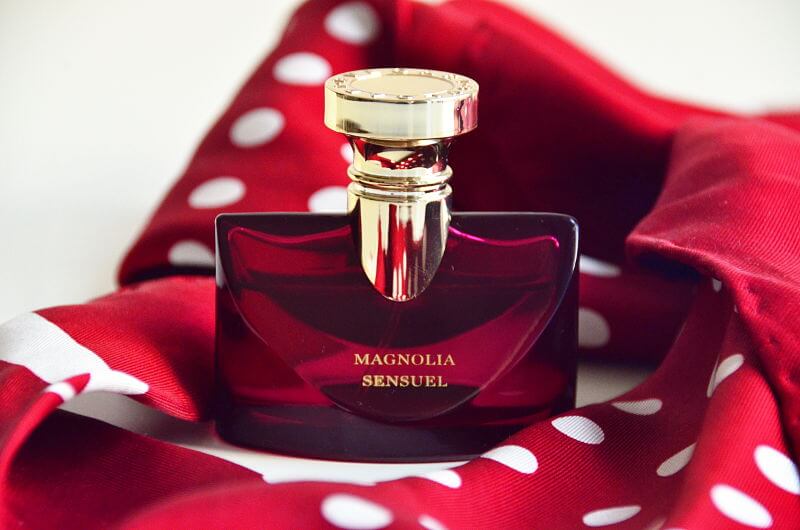 BVLGARI Splendida Magnolia Sensuel EDP 5 ml ความหอมหวานของดอกไม้ที่มีเสน่ห์ กลิ่นเปิดมาด้วยความสดชื่นนิดๆ ของแมกโนเลียและจัสมิน ตบท้ายด้วยกลิ่นสไตล์อโรม่านิดๆจากกลิ่นพัชชุลลี่ มักส์ ให้อารมณ์สาวสวยหรูดูมีเสน่ห์ดึงดูด