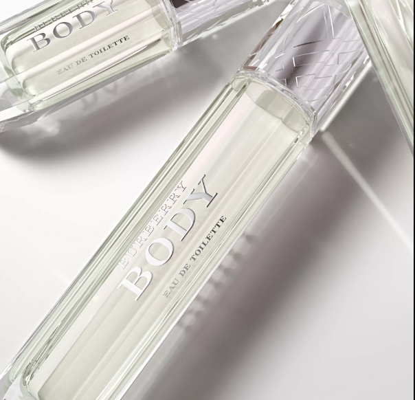 Burberry Body EDT 2 ml   น้ำหอมกลิ่นไซปรัสฟรุ๊ตตี้สำหรับสาวร่วมสมัย บางเบา สดชื่นและสมเป็นหญิงสาว 