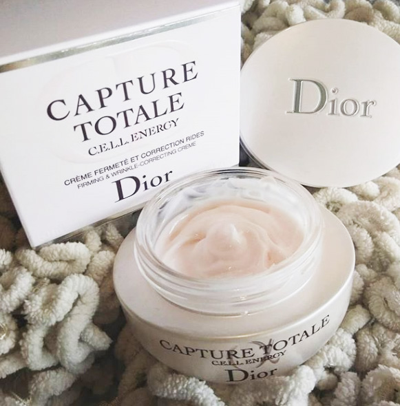 Dior Capture Totale Cell Energy Firming & Wrinkle-Correcting Eye Creme 5 ml   อายครีมเนื้อแอร์ วิป นุ่มละมุน สัมผัสหรู ซึบซาบลึกถึงผิวรอบดวงตาชั้นใน ให้ผิวรอบดวงตากระจ่างใส เปล่งประกาย 