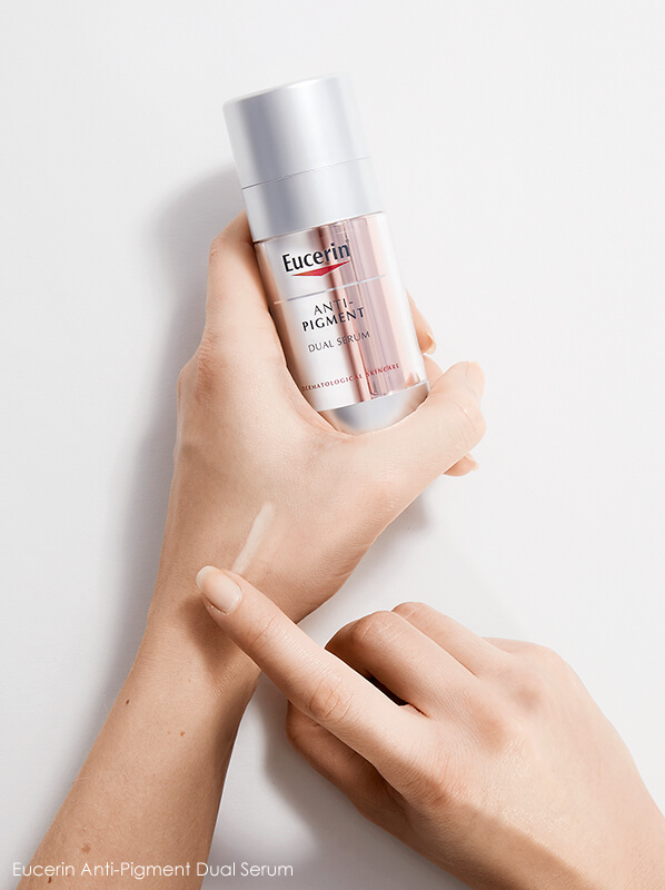 Eucerin Anti Pigment Serum Dual Serum 30 ml นวัตกรรมซีรั่มไวท์เทนนิ่ง ลดฝ้าแดดหนาลึก และจุดด่างดำฝังลึก สะสมแก้ไขยาก เฉพาะจุดได้ดีกว่า 20 เท่า.  ผสาน 2 พลังซีรั่มเข้มข้นไว้ในบรรจุภัณฑ์รูปแบบใหม่ที่เก็บซีรั่มแยกกัน เพื่อคงความสดใหม่ ให้ประสิทธิภาพสูงสุดทุกครั้งที่ใช้  Thiamidol  เข้มข้นในหลอดสีชมพูทอง ลดเลือนปัญหาฝ้าแดดหนาลึก และจุดด่างดำที่ต้นตอได้ดีกว่า 10 เท่า โดยไม่ทำให้ผิวไวต่อการเกิดจุดด่างดำ และช่วยลดการกลับมาเป็นซ้ำอีก  Pure Hyaluron เข้มข้นในหลอดสีขาว ช่วยฟื้นบำรุงเต็มความอิ่มฟูทุกมิติ เผยผิวดูขาวใส เปล่งประกายใน 2 สัปดาห์