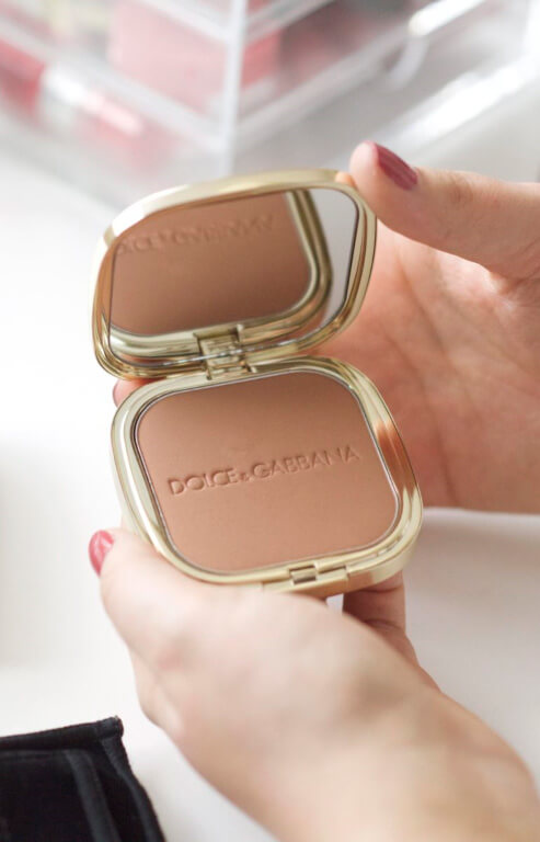 Dolce & Gabbana Solar Glow Ultra-Light Bronzing Powder #30 Sunrise 2 g  เนื้อสัมผัสนุ่มละมุนดุจใยกำมะหยี่ พร้อมด้วยคุณค่าการฟื้นบำรุงจากสูตรส่วนผสม Mediterranean Glow Complex เผยผิวที่ดูประกายเปล่งปลั่ง สดใส มีชีวิตชีวาอย่างเป็นธรรมชาติ   เฉดสีที่เหมาะกับผิวคุณ บรรจุในตลับประดับลวดลาย “การ์เร็ตโต้” หรือลายจิตรกรรมงานฝีมือลงสีตกแต่งบนตัวเกวียนไม้ซิซิเลียน ผลงานอันเต็มไปด้วยสีสันแห่งความสุข เบิกบานใจเพื่อเป็นบทสะท้อนถึงมรดกทางวัฒนธรรมพื้นบ้านของซิซิลี 