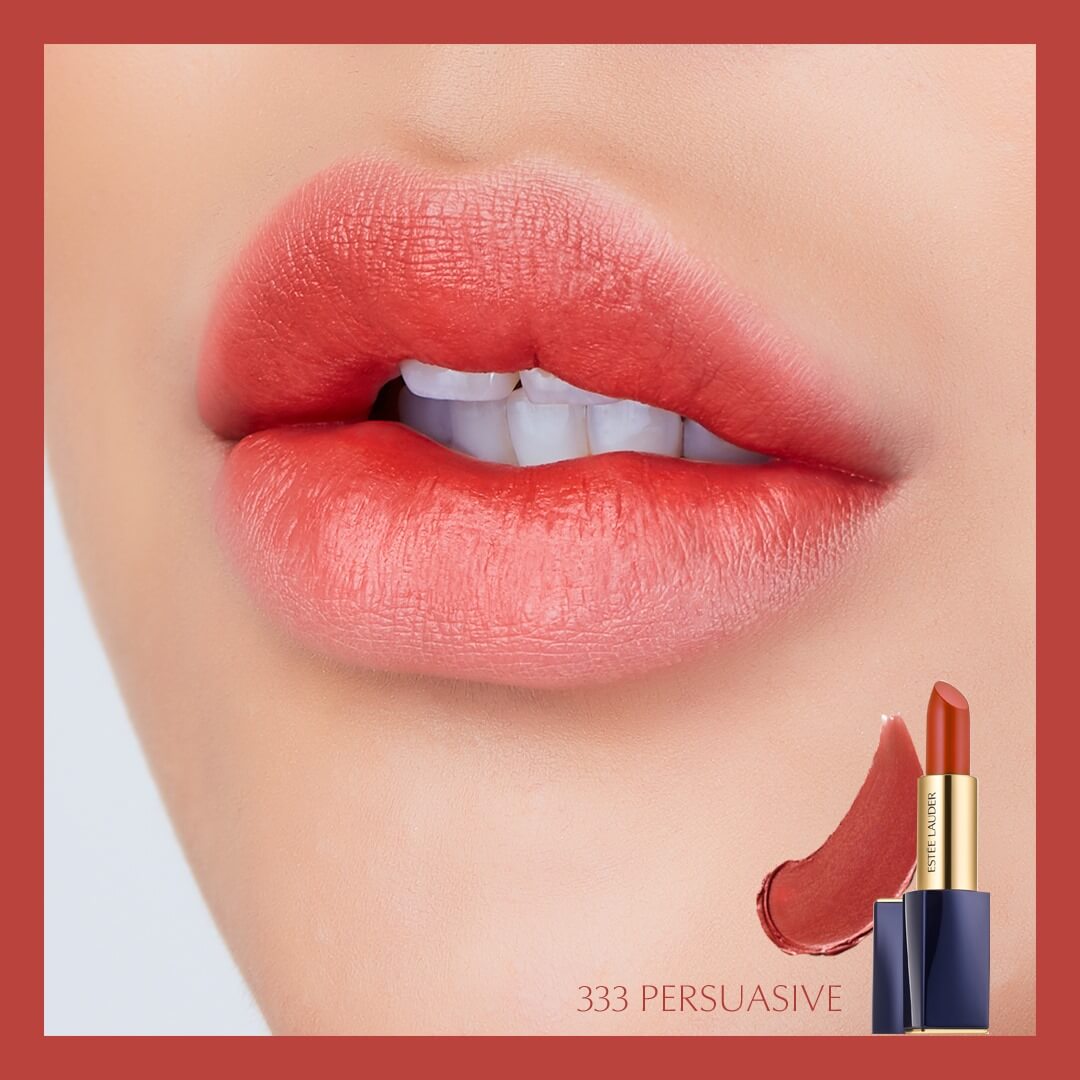 Estee Lauder Pure Color Envy Matte Sculpting Lipstick #333 Persuasive 2.8 g  มอบความชุ่มชื่น ลิปสติกเนื้อแมทแบบเมทัลลิคนี้เป็นสูตรที่ไม่ทำให้ดูริมฝีปากแห้งแต่ให้รู้สึกสบายกับริมฝีปาก ริมฝีปากรู้สึกได้ถึงความชุ่มชื่น นุ่มนวล เรียบเนียน และดูอวบอิ่ม ด้วยเทคโนโลยี Advanced True Vision™ ด้วยรูปทรงของเม็ดสีที่ช่วยสะท้อนสีสันที่ชัดเจนที่สุด  ด้วยเอกลักษณ์ของกลิ่นน้ำหอมอันน่าหลงไหล จากส่วนผสมจากลูกเกดสีแดง ส้มแมนดาริน และดอกแอปเปิ้ลที่ให้กลิ่นที่ลุ่มลึก