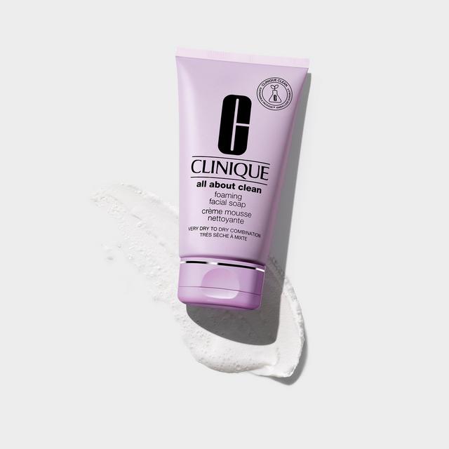 Clinique  All About Clean Foaming Facial Soap 30 ml โฟมล้างหน้าทำความสะอาดผิวหน้าสูตรอ่อนโยน ช่วยขจัดมลภาวะสิ่งสกปรกความมันส่วนเกินและเมคอัพได้อย่างหมดจด เผยผิวที่เนียนใสยิ่งขึ้น รักษาสมดุลของน้ำหล่อเลี้ยงผิว ช่วยให้ผิวรู้สึกนุ่มสบายไม่ตึงผิว ไม่ก่อให้เกิดสิว