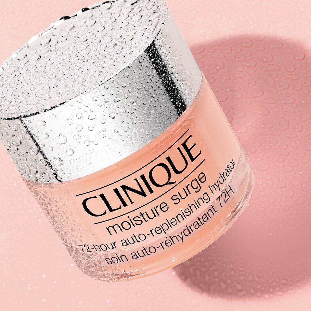 CliniqueMoisture Surge 72- Hour Auto Replenishing Hydrator 15 ml​ ครีมเจลบำรุงผิวหน้า เนื้อบางเบา ซึมซาบเร็ว ช่วยเติมน้ำให้ผิวชุ่มฉ่ และล็อคความชุ่มชื้นได้ยาวนานกว่าเดิม ด้วยเทคโนโลยี Auto-Replenishing เฉพาะของคลีนิกข์ จะช่วยกระตุ้นการสร้างความชุ่มชื้นให้ผิวจากภายในต่อเนื่องยาวนานมากกว่าที่เคย