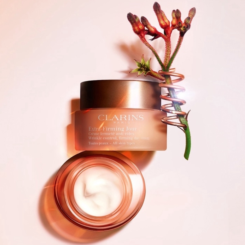  Clarins Extra-Firming Nuit Wrinkle Control Regenerating Night Cream All Skin Types 50 ml ครีมบำรุงผิวสูตรกลางคืนจาก CLARINS ด้วยประสิทธิภาพของการลดเลือนริ้วรอยแห่งวัยที่ให้ผลลัพธ์ที่ทรงประสิทธิภาพ ผลิตภัณฑ์เปี่ยมไปด้วยความรื่นรมย์แห่งประสาทสัมผัสอย่างที่ผู้หญิงต้องการ ทั้งเนื้อสัมผัสที่บางเบา กลิ่นหอมอ่อนๆ เย้ายวนใจ และดีไซน์ที่ดูเลอค่าอย่างทันสมัย   ช่วยดูแลริ้วรอยและฟื้นบำรุงผิวเหมาะกับทุกสภาพผิว